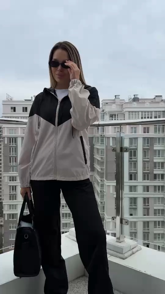 Костюм з плащівки на моделі